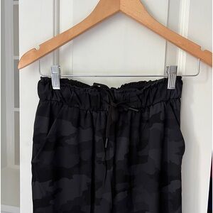Lululemon Heritage 365 Deep Camo Coal Jogger!!
